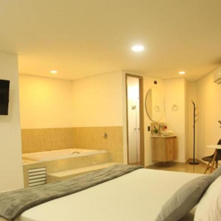 Hotel Medellín Pool and Breakfast - Habitación Doble Deluxe con bañera - 4