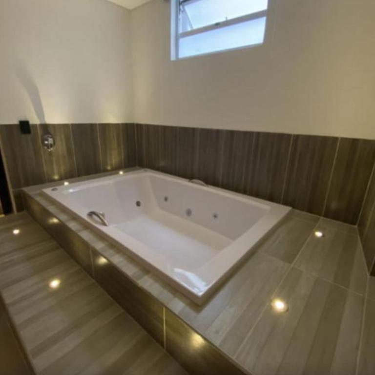 Hotel Medellín Pool and Breakfast - Habitación Doble Deluxe con bañera - 1