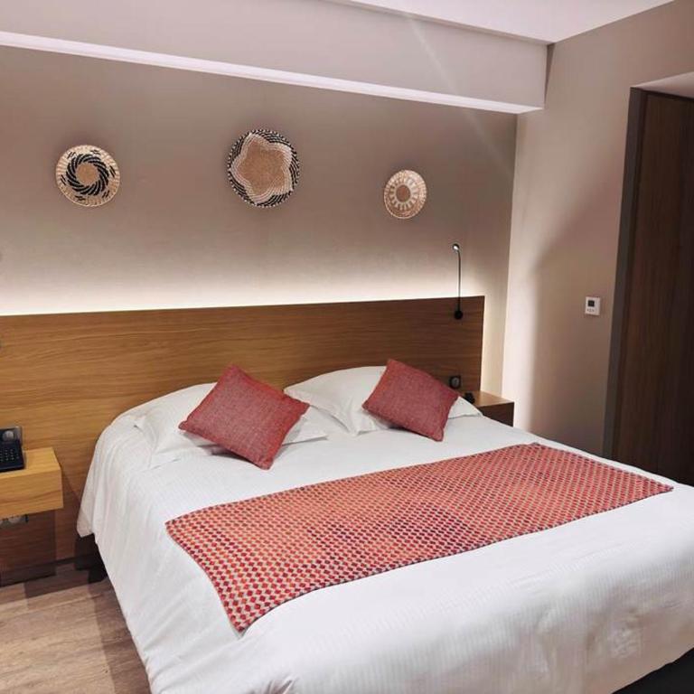 LE CASTEL D'ALTI - Chambre Lit King-Size avec Douche Accessible en Fauteuil Roulant - Adaptée aux Personnes à Mobilité Réduite - 1
