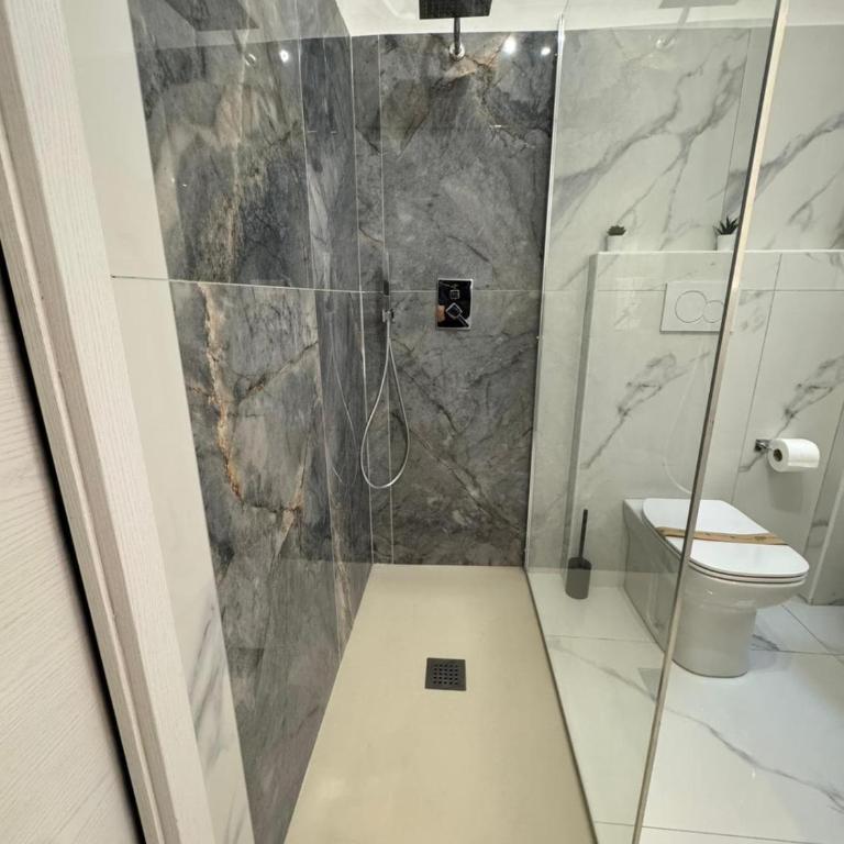 Lole Home - Two-Bedroom Deluxe Apartment - 8