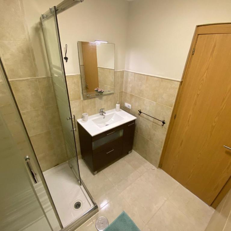 Room with private bathroom and balcony nearby the Mercado Central, center and beach - Double Room with Private Bathroom - 8