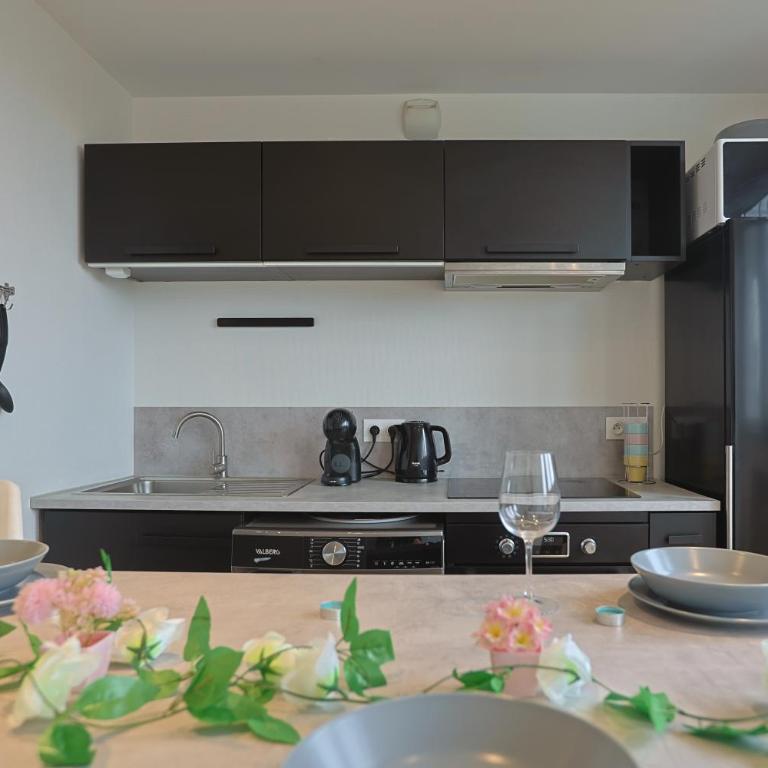 Séjour lumineux T3 moderne, balcon & ascenseur - Apartamento de 2 dormitorios - 2