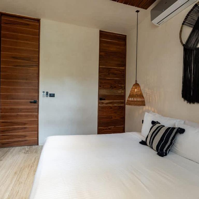 Bohemian 2BR Boutique Condo in Trendy La Veleta - Apartamento de 2 dormitorios con piscina privada - 26