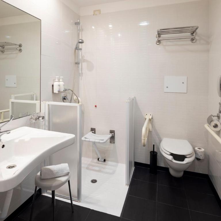 Holiday Inn Genoa City by IHG - Camera Queen Standard con Accesso Disabili - 3
