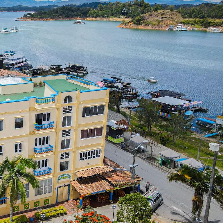 Comodo apartamento 2-2 - Parqueo cubierto para 1 carro - En el corazón de Guatape - Two-Bedroom Apartment with Balcony - 15