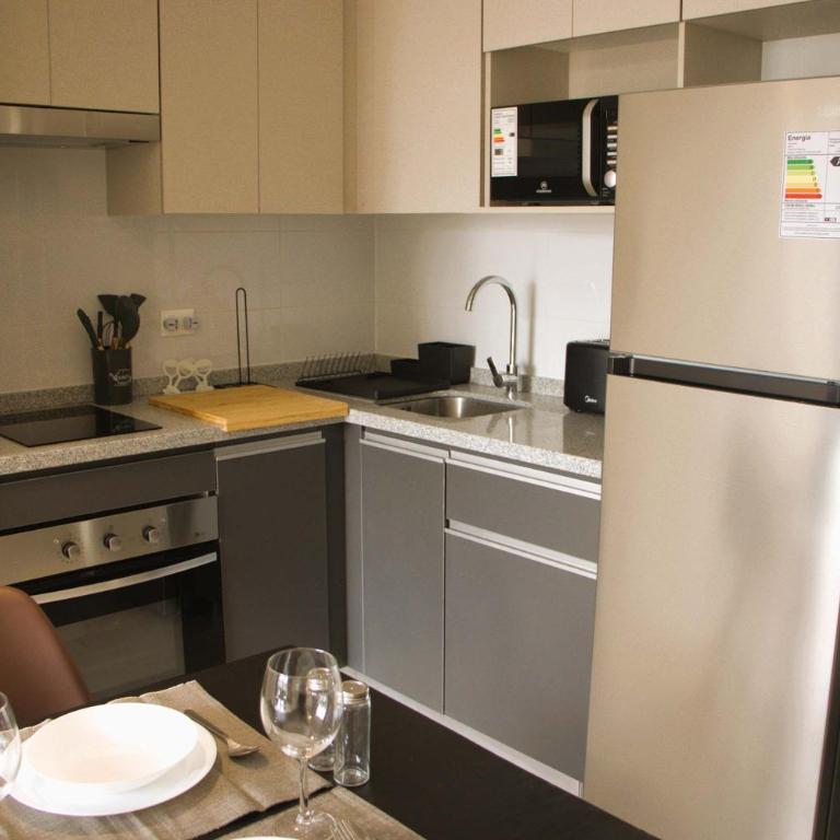 HOM I Wifi Piscina Parking Cowork Metro Almagro - Apartment - 8