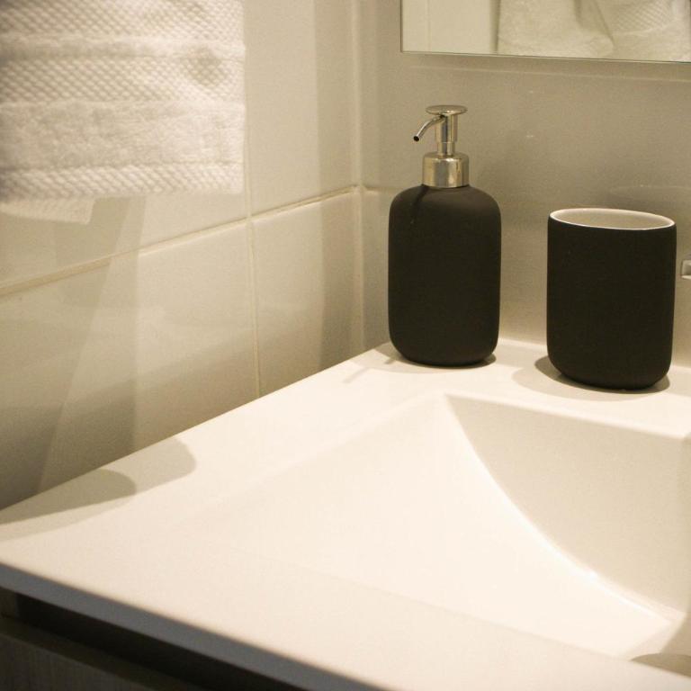HOM I Wifi Piscina Parking Cowork Metro Almagro - Apartment - 25