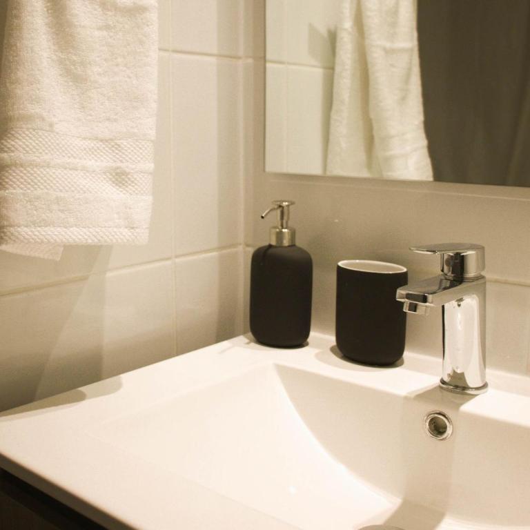 HOM I Wifi Piscina Parking Cowork Metro Almagro - Apartment - 28