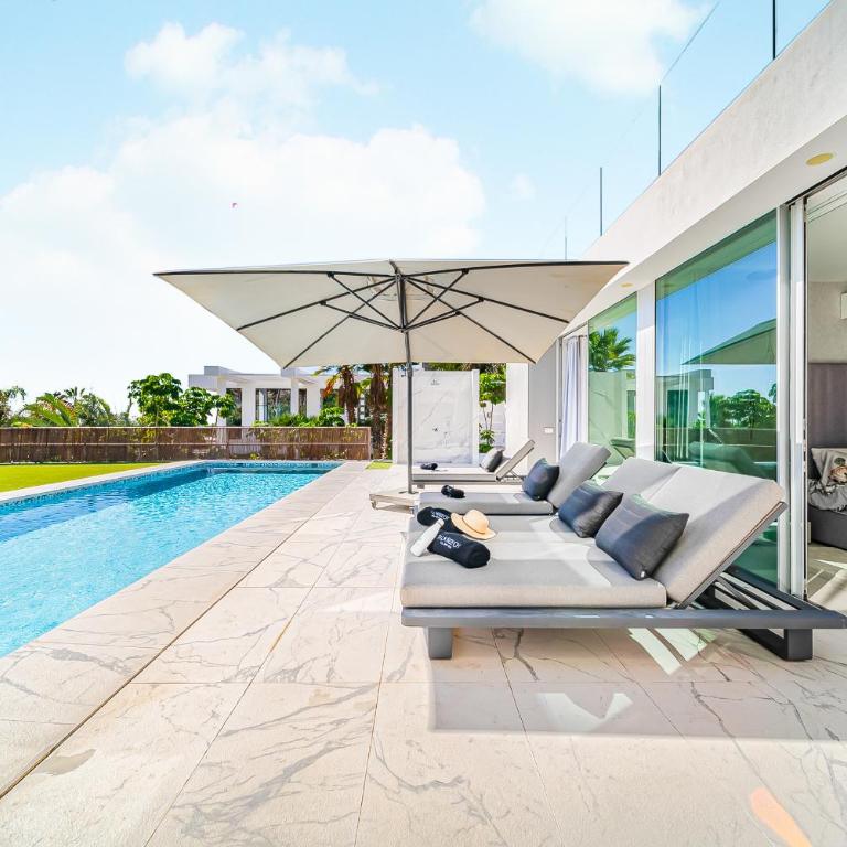 Luxury Villa with Heated Pool & Jacuzzi Near Costa Adeje Golf - Villa - 3