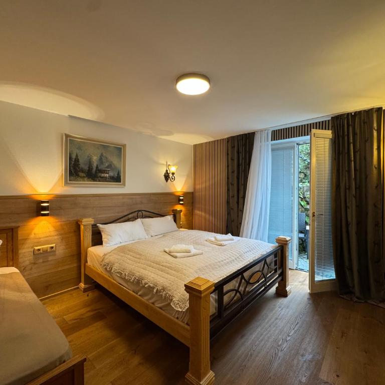 Hotel Bergland - Dreibettzimmer mit Terrasse - 1