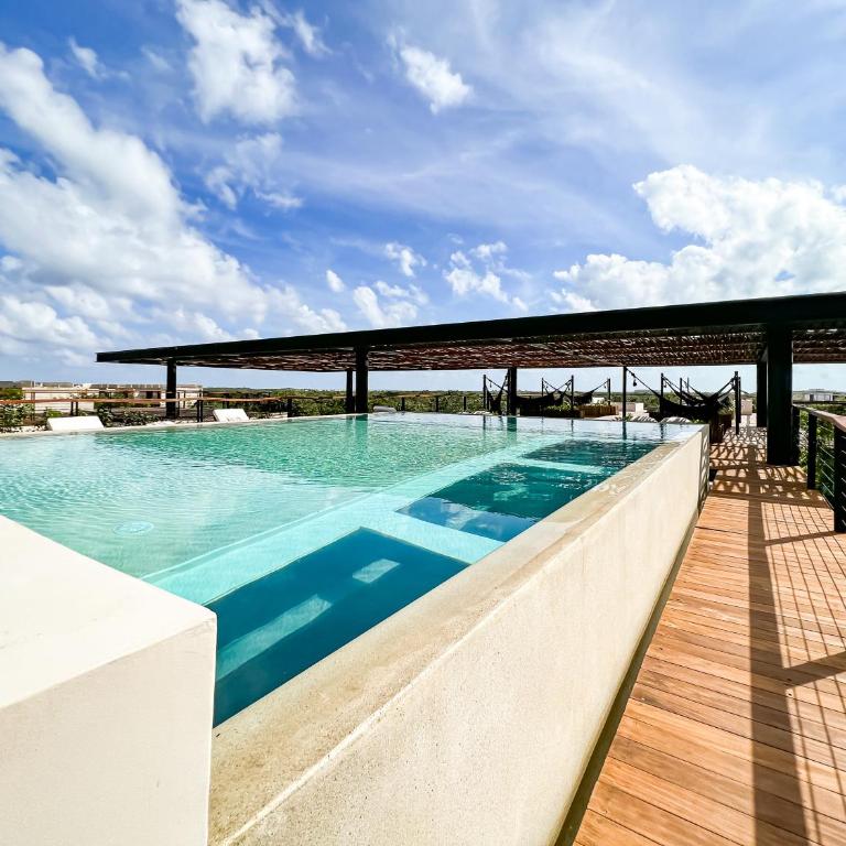Gated 2BR apartment with rooftop pool - Two-Bedroom Apartment with Balcony and Terrace - 51