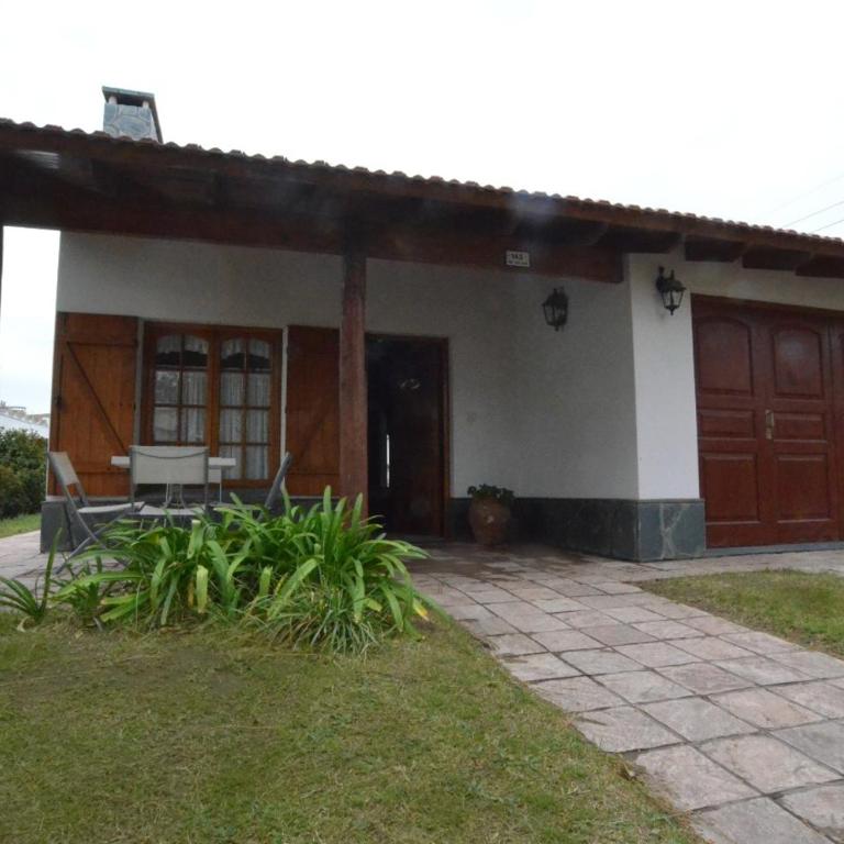CASA con 3 habitaciones, 2 baños, cochera y patio a 100 metros del mar Durante ENERO y FEBRERO solo se alquila por un MÍNIMO de 7 días - One-Bedroom House - 1