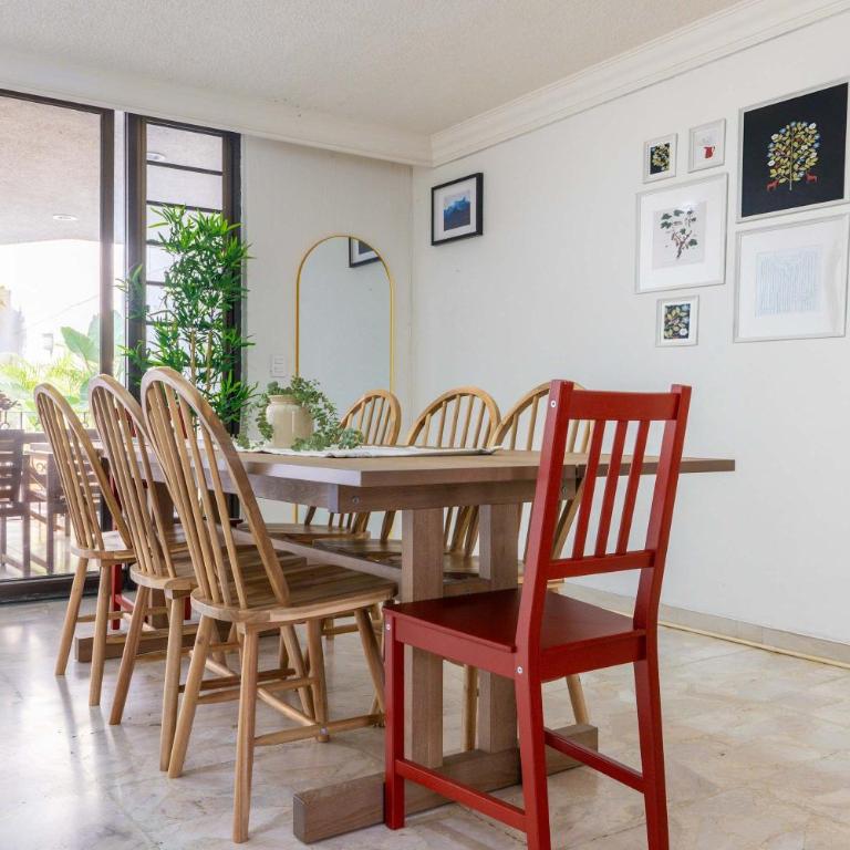 Family Home with Private Pool - Family Room - 2