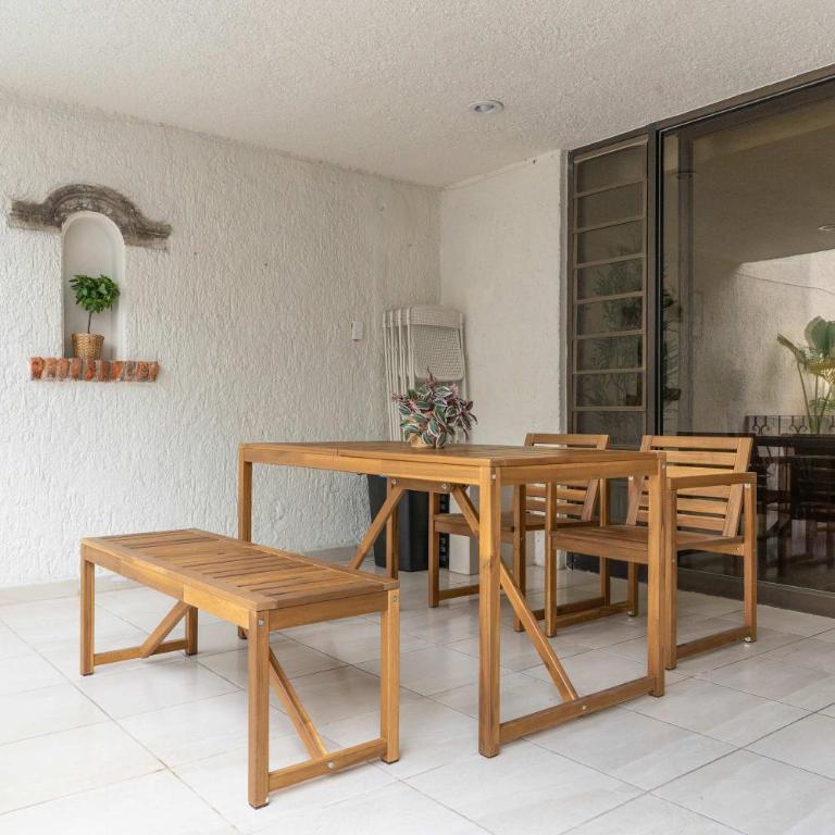 Family Home with Private Pool - Family Room - 3