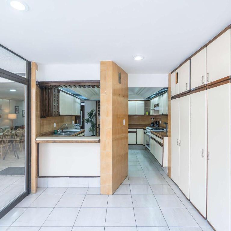 Family Home with Private Pool - Family Room - 5
