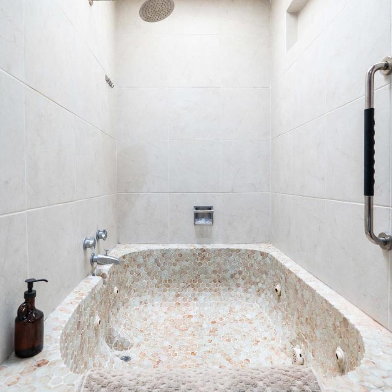 Family Home with Private Pool - Family Room - 24
