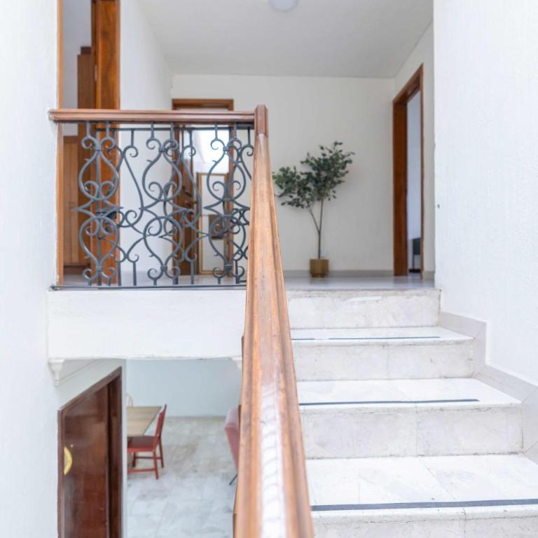 Family Home with Private Pool - Family Room - 16