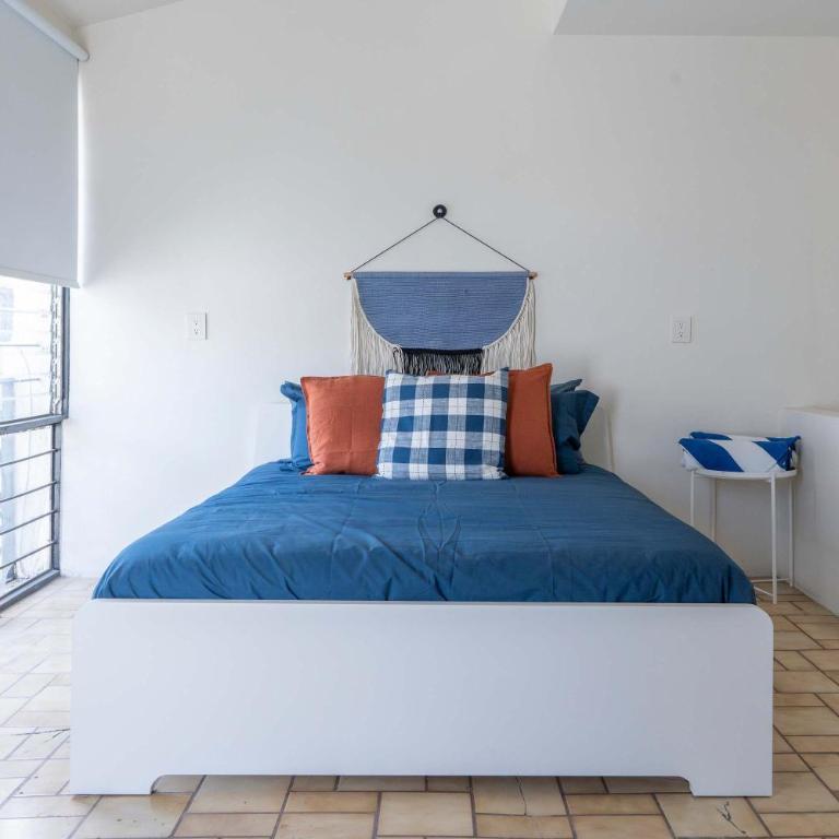 Family Home with Private Pool - Family Room - 53