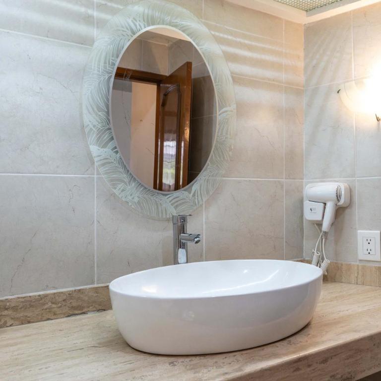 Family Home with Private Pool - Family Room - 25