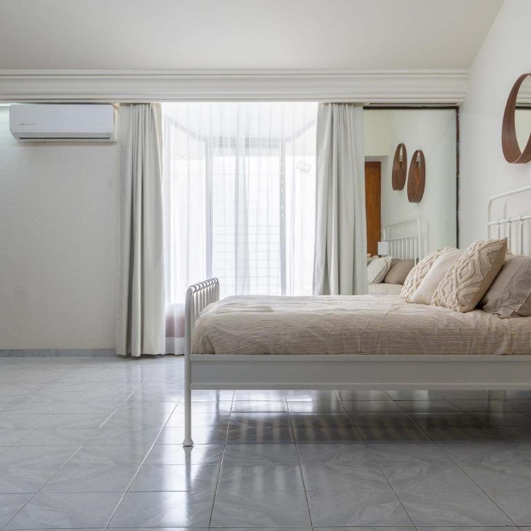 Family Home with Private Pool - Family Room - 20
