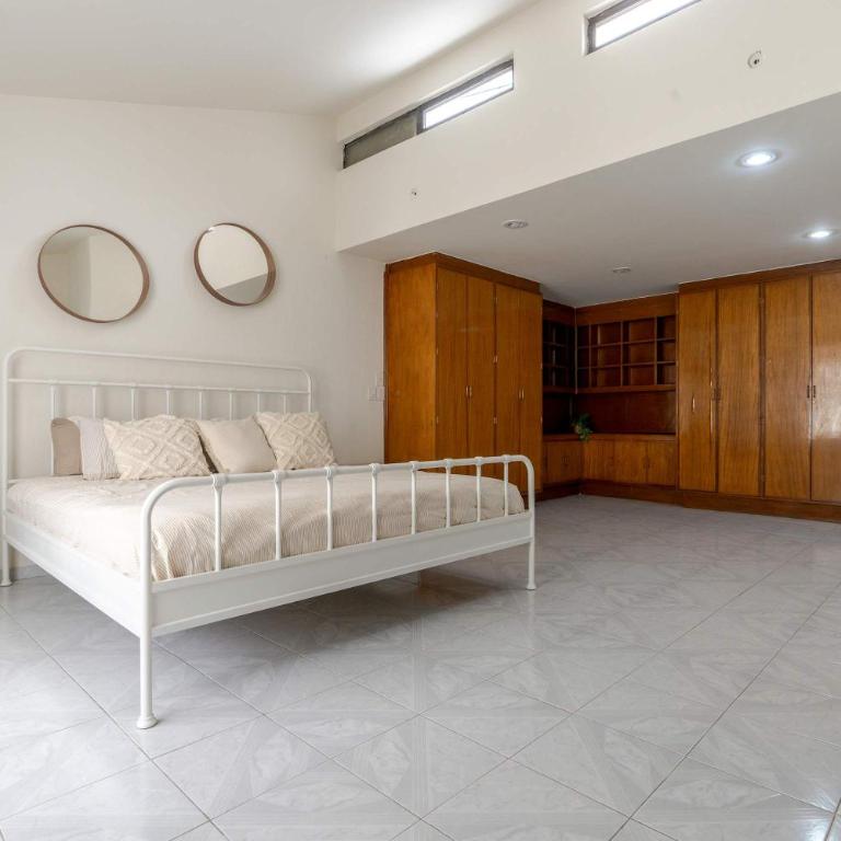 Family Home with Private Pool - Family Room - 22