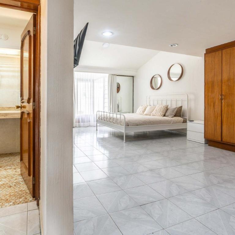 Family Home with Private Pool - Family Room - 21