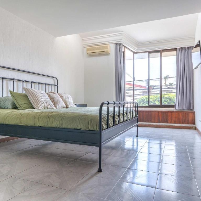 Family Home with Private Pool - Family Room - 37