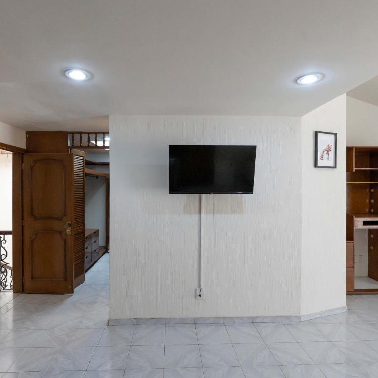 Family Home with Private Pool - Family Room - 26