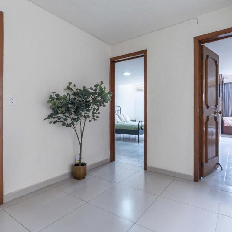 Family Home with Private Pool - Family Room - 31
