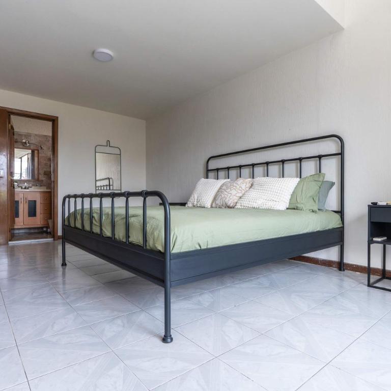 Family Home with Private Pool - Family Room - 36