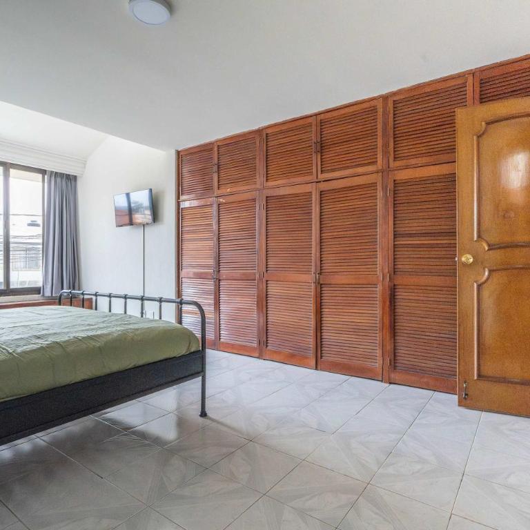 Family Home with Private Pool - Family Room - 38
