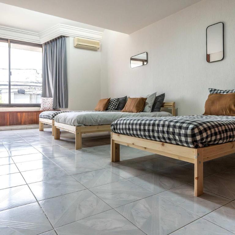 Family Home with Private Pool - Family Room - 44