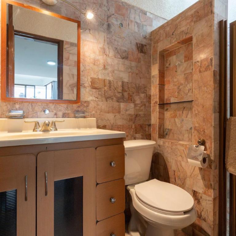 Family Home with Private Pool - Family Room - 39