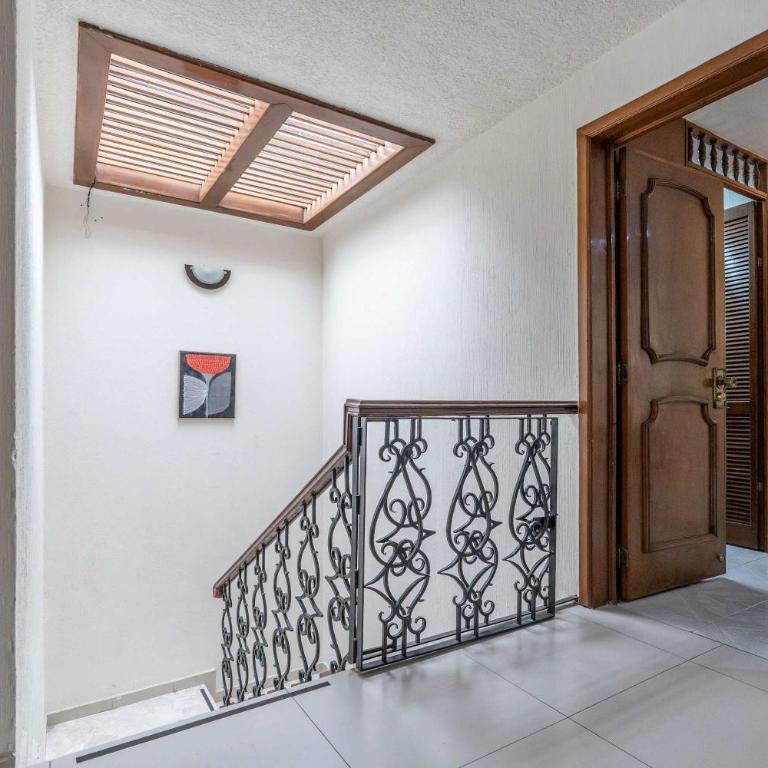 Family Home with Private Pool - Family Room - 33