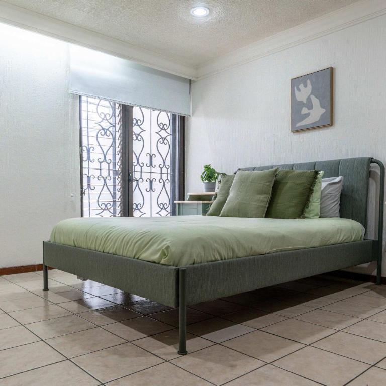 Family Home with Private Pool - Family Room - 10