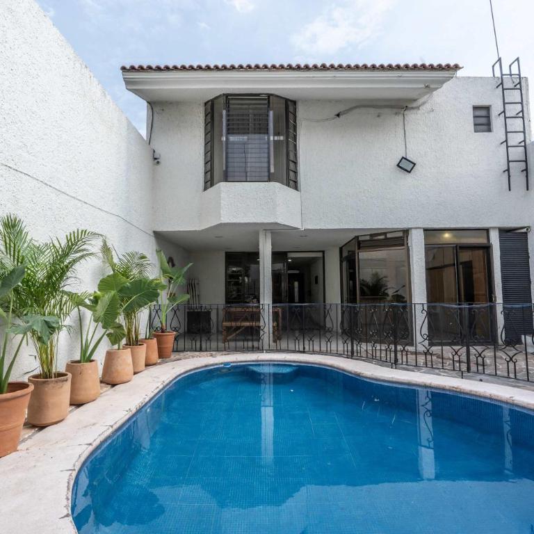 Family Home with Private Pool - Family Room - 1