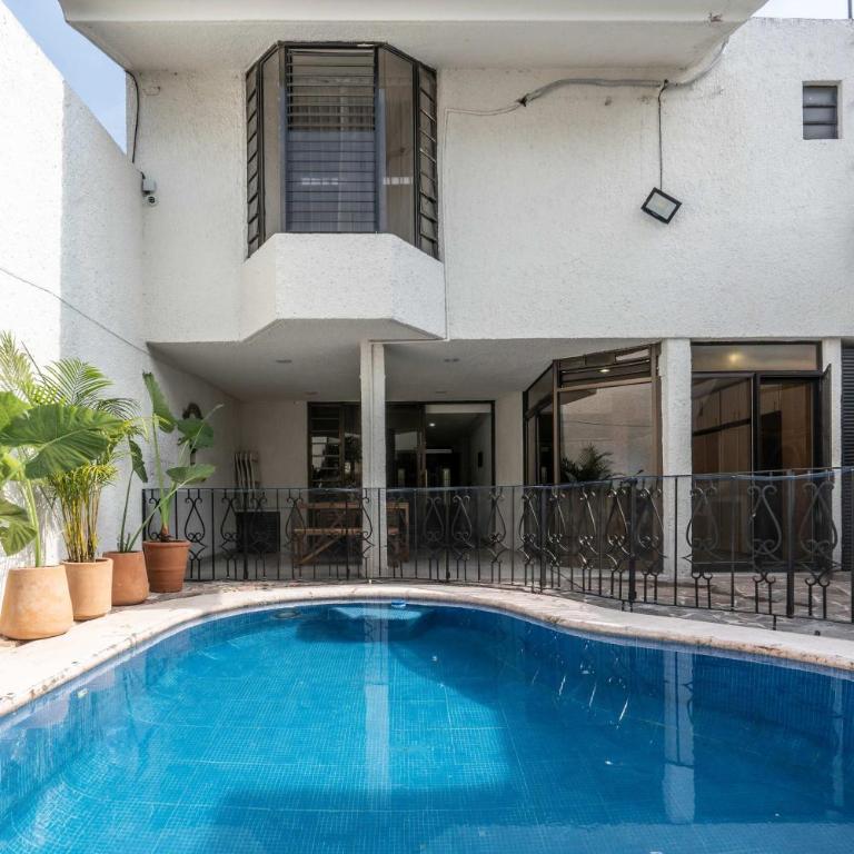 Family Home with Private Pool - Family Room - 45