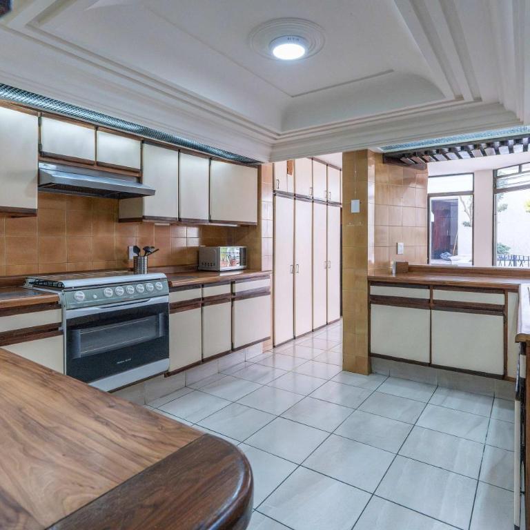 Family Home with Private Pool - Family Room - 49
