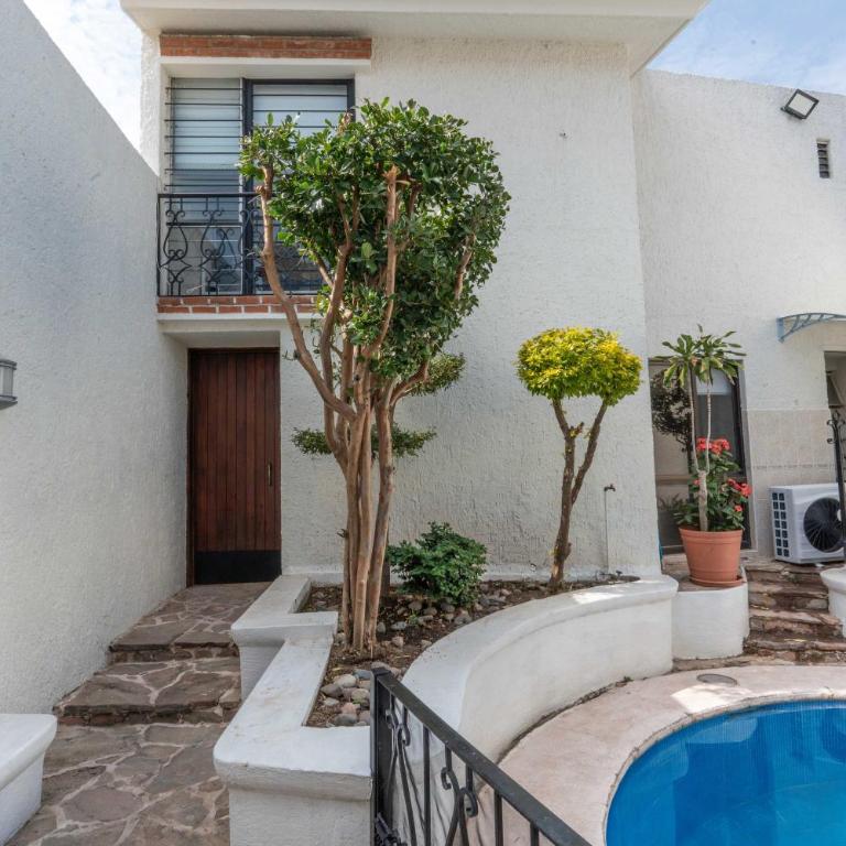 Family Home with Private Pool - Family Room - 52