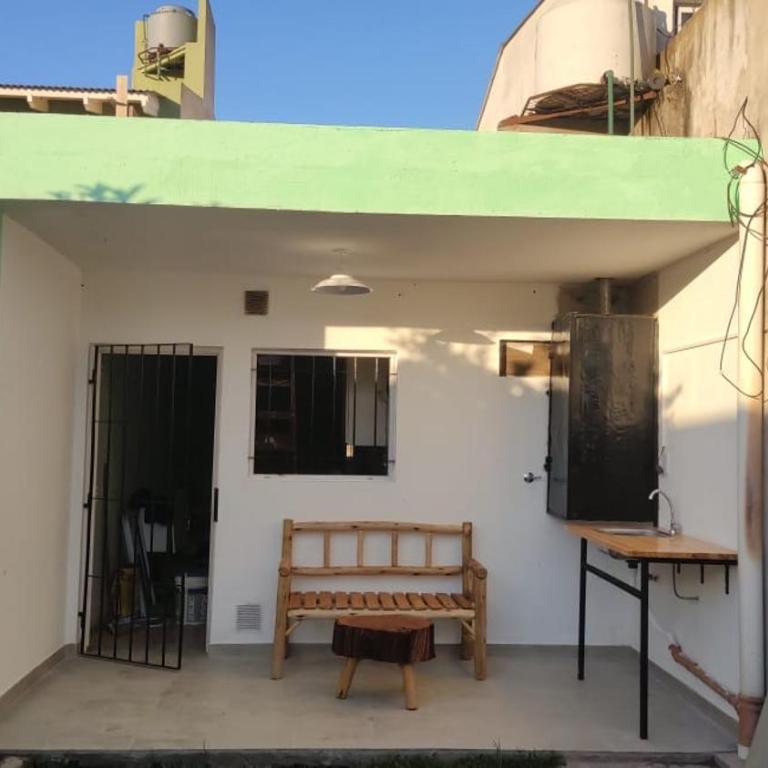 Hermoso departamento con ingreso de vehículo y patio - One-Bedroom Apartment - 4