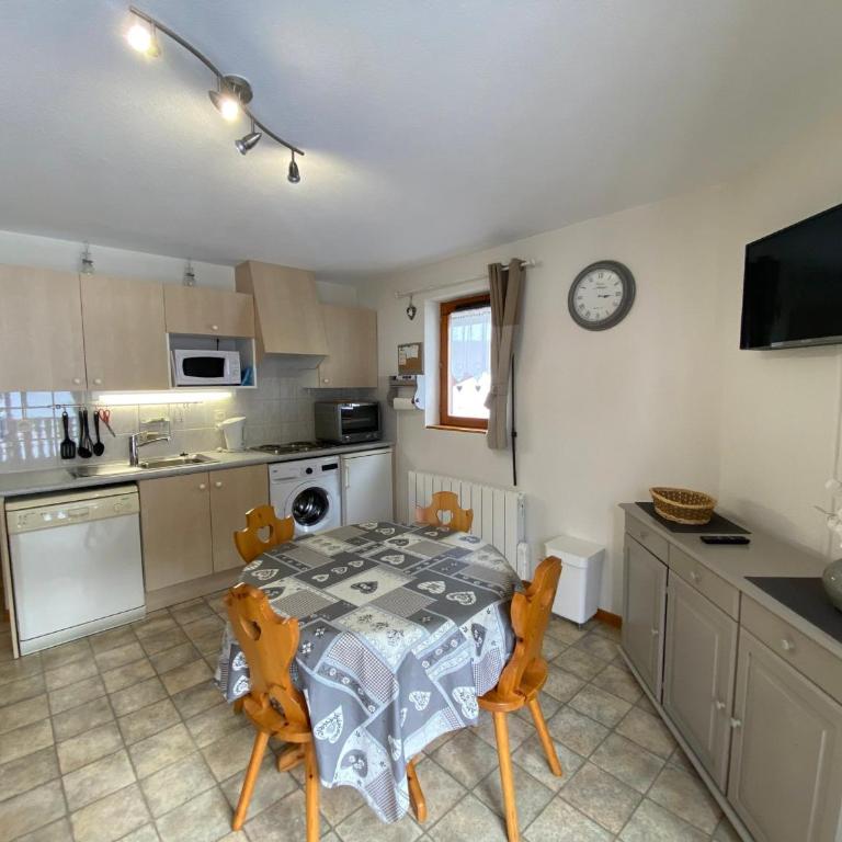Appartement calme, proche centre-ville, avec balcon et garage à Châtel - FR-1-693-122 - Apartment - 1