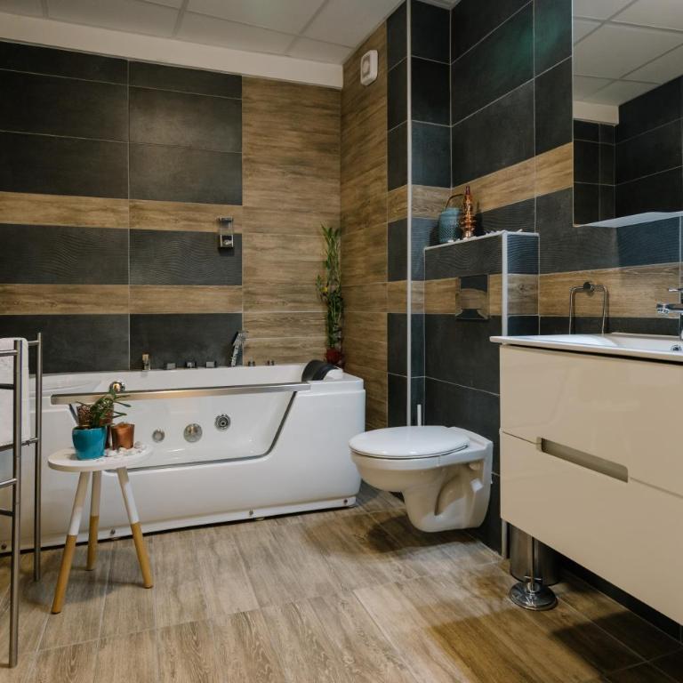 NAR Royalton Deluxe Apartment #63 Free Parking - One-Bedroom Apartment - 9