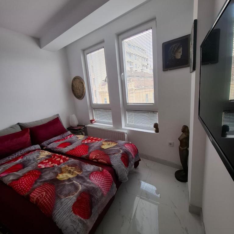 GLAVNA LuX - Deluxe One-Bedroom Apartment with City View - 2