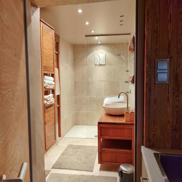 KOSIS Townhouse mit Spa Zugang im KOSIS Sports Lifestyle Hotel und Gartennutzung - Apartment - Souterrain - 1