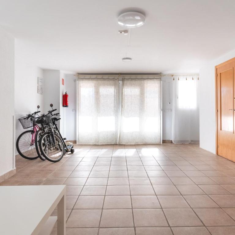 Casa con Barbacoa Piscina y Parking Privado - Casa de 3 dormitorios - 77
