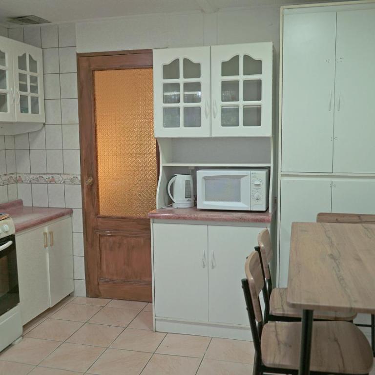 6 personas - Casa amplia y acogedora en zona residencial - Four-Bedroom House - 8