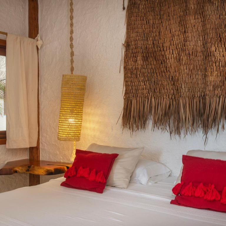 Mawimbi Boutique Hotel - Habitación con cama extragrande y balcón - 1