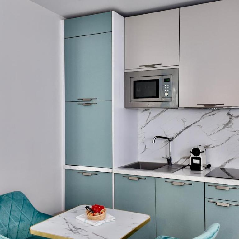 LB Vacation Rentals I Large Superieure Room with Balcony I Casa d'Azur - Apartamento - 13