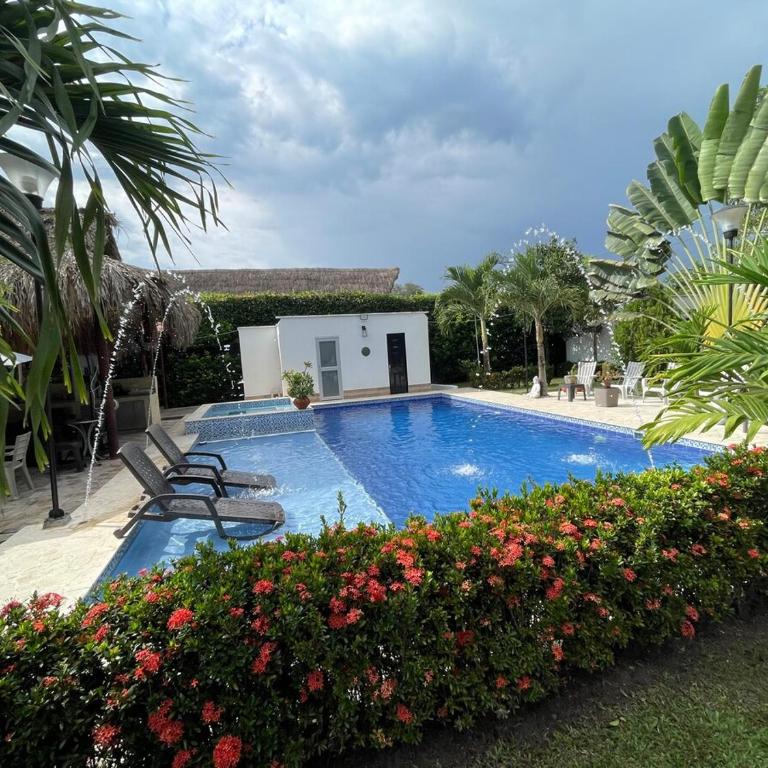 Villa with pool, jacuzzi, Turkish bath, BBQ, kiosk, and green area - Villa - 12