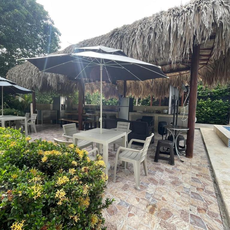 Villa with pool, jacuzzi, Turkish bath, BBQ, kiosk, and green area - Villa - 37